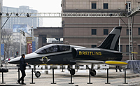 Beijing : un avion de combat à Wangfujing