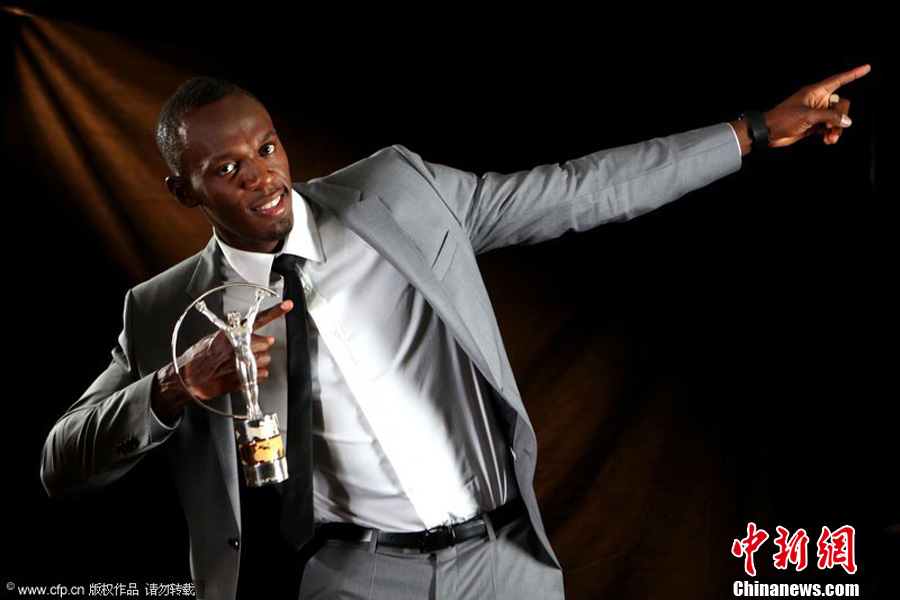 Le 11 mars au soir, Usain Bolt a été élu sportif de l'année aux Laureus Awards, à Rio de Janeiro. C'est la troisième fois que Bolt, athlète jamaïcain de talent, remporte cet honneur. Le Prix Laureus, ou Laureus World Sports Awards, est reconnu comme le plus prestigieux des prix du calendrier sportif international, et la cérémonie de remise qui l'accompagne est un événement spectaculaire réunissant des vedettes sportives du monde entier venus saluer les hommes et les femmes aux performances les plus brillantes de l'année écoulée. (Photo source: Chinanews.com)