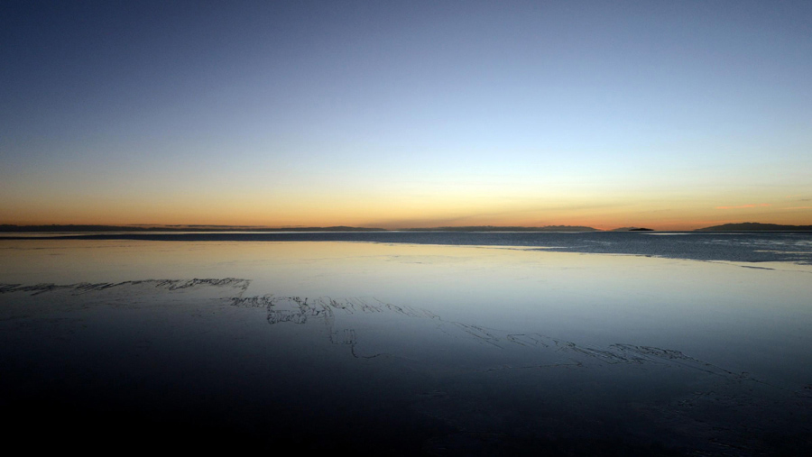 Photo du lac Qinghai, situé au nord-ouest de la Chine, dans la province du Qinghai, prise le 12 décembre 2012.