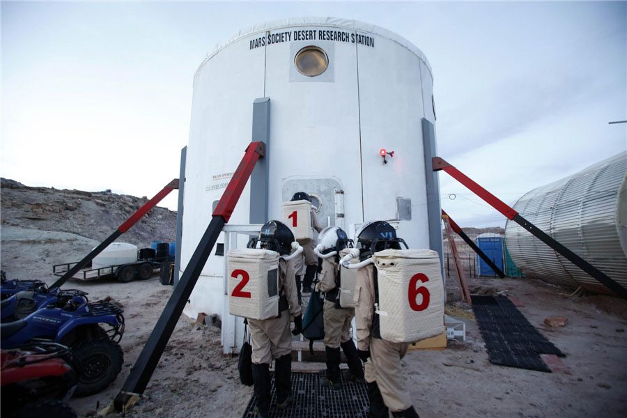 Des membres de l'Equipe 125 de la mission EuroMoonMars B au retour de la collecte des échantillons géologiques dans le désert de l'Etat de l'Utah aux Etats-Unis. [Photo/Agences]