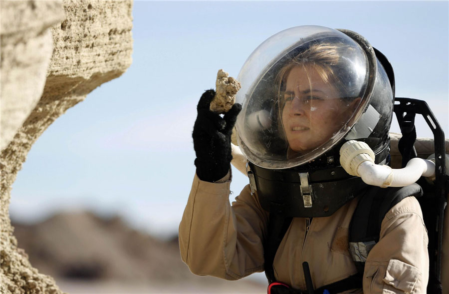 Csilla Orgel, géologiste de l'Equipe 125 de la mission EuroMoonMars B, collecte le 2 mars 2013 des échantillons géologiques dans le désert de l'Etat d'Utah aux Etats-Unis, pour des études menées par la Station Martienne de Recherche du Désert. [Photo/Agences]