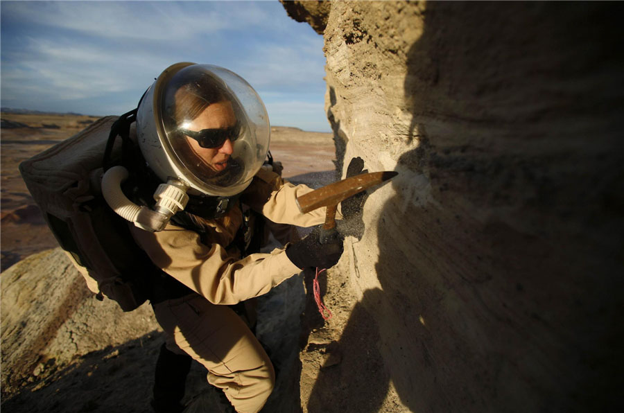 Melissa Battler, géologiste et commandant de l'Equipe 125 de la mission EuroMoonMars B (Crew 125 EuroMoonMars B mission), collecte, le 2 mars 2013, des échantillons géologiques dans le désert de l'Etat d'Utah aux Etats-Unis, pour des études menées par la Station Martienne de Recherche du Désert. [Photo/Agences]