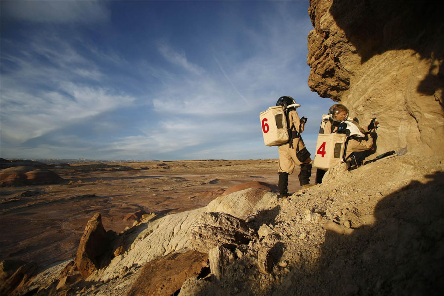 Le 2 mars 2013 dans le désert de l'Etat d'Utah aux Etats-Unis, des membres de l'Equipe 125 de la mission EuroMoonMars B (Crew 125 EuroMoonMars B mission) collectent des échantillons géologiques pour des études menées par la Station Martienne de Recherche du Désert. [Photo/Agences]