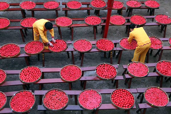 Le 12 mars 2013, des boules de tofu étaient mises à sécher dans le village de Sihua, dans la province du Fujian (est de la Chine). [Photo/Xinhua]