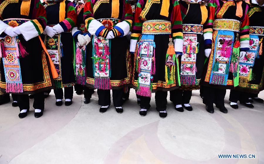 Des femmes de l'ethnie Tu en costume traditionnel dansent au cours des activités pour célébrer le Er Yue Er, le 13 mars 2013, dans le district autonome de l'ethnie Tu de Huzhu, dans la province du Qinghai, dans le Nord-ouest de la Chine. (Xinhua/Zhang Hongxiang)