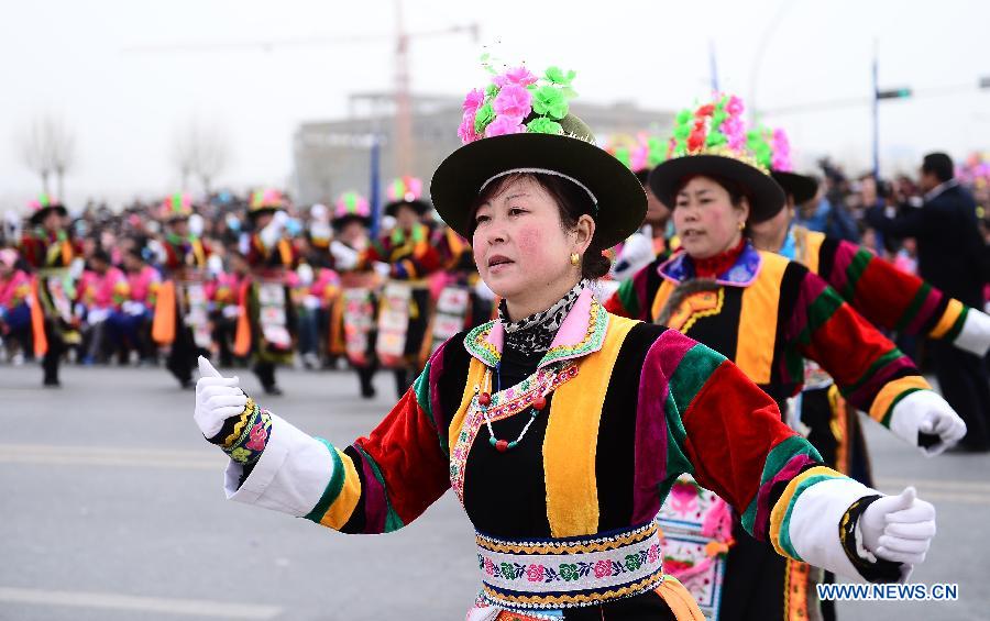 Des femmes de l'ethnie Tu en costume traditionnel dansent au cours des activités pour célébrer le Er Yue Er, le 13 mars 2013, dans le district autonome de l'ethnie Tu de Huzhu, dans la province du Qinghai, dans le Nord-ouest de la Chine. (Xinhua/Zhang Hongxiang)