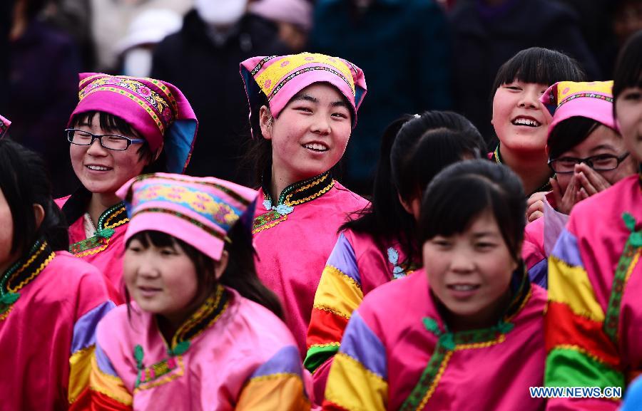 Des habitants de l'ethnie Tu regardent des spectacles, le 13 mars 2013, dans le district autonome de l'ethnie Tu de Huzhu, dans la province du Qinghai, dans le Nord-ouest de la Chine. (Xinhua/Zhang Hongxiang)