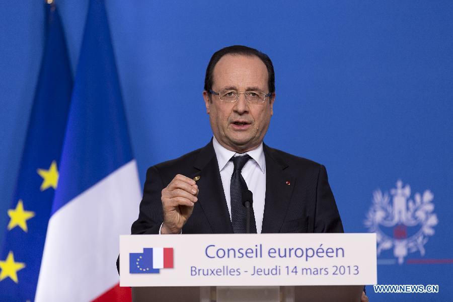 Le Président français Francois Hollande participe à une conférence de presse après la première journée du sommet de l'UE à Bruxelles, capitale de la Belgique, le 14 mars 2013.