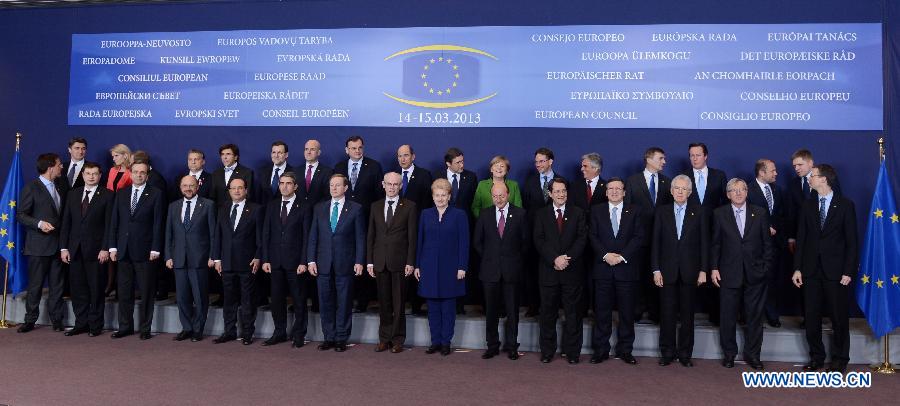 Les dirigeants européens posent pour la photo de famille d'un sommet européen à Bruxelles, capitale de la Belgique, 14 mars 2013. Les dirigeants des pays de l'Union européenne (UE) sont réunis jeudi à Bruxelles pour un sommet de deux jours, peu exposé cette fois-ci aux pressions des marchés sur l'endettement, et davantage concentrée en conséquence sur les moyens de renforcer la croissance. (Xinhua/Ma Ning)