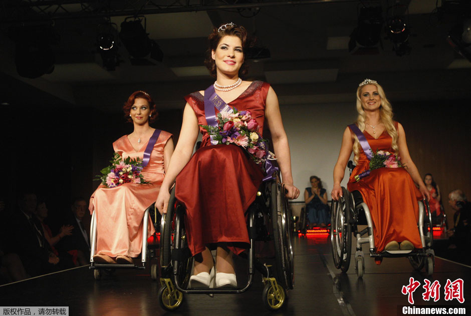 Un concours de beauté sur fauteuil roulant