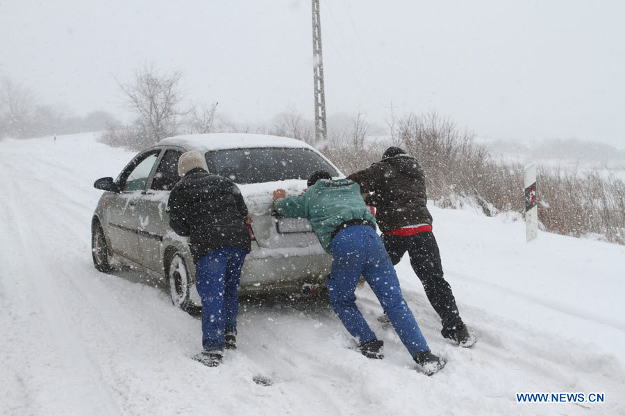 La Hongrie paralysée par une tempête de neige historique, des milliers d'automobilistes coincés sur les routes  (2)