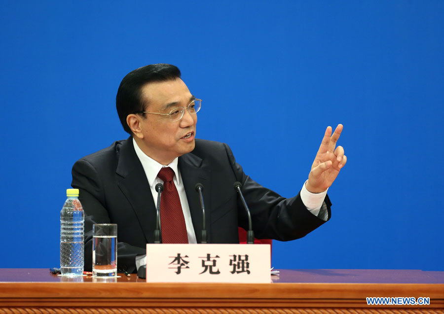 Le Premier ministre chinois Li Keqiang à la conférence de presse tenue à la suite de la réunion de clôture de la 12e Assemblée populaire nationale (APN, parlement chinois), le 17 mars au Grand Palais du Peuple à Beijing. Le Premier ministre chinois Li Keqiang et les vice-Premiers ministres Zhang Gaoli, Liu Yandong, Wang Yang et Ma Kai rencontrent ensemble les journalistes. 