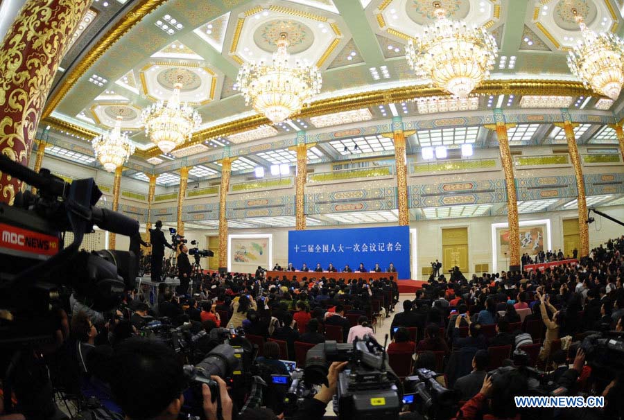Conférence de presse tenue à la suite de la réunion de clôture de la 12e Assemblée populaire nationale (APN, parlement chinois), le 17 mars au Grand Palais du Peuple à Beijing. Le Premier ministre chinois Li Keqiang et les vice-Premiers ministres Zhang Gaoli, Liu Yandong, Wang Yang et Ma Kai rencontrent ensemble les journalistes. 
