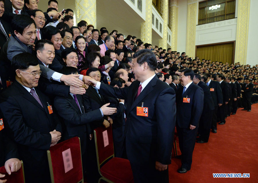 Xi Jinping et Hu Jintao rencontrent les députés, à l'issue de la clôture de la première session de la 12e Assemblée populaire nationale (APN, parlement chinois), à Beijing, le 17 mars 2013.