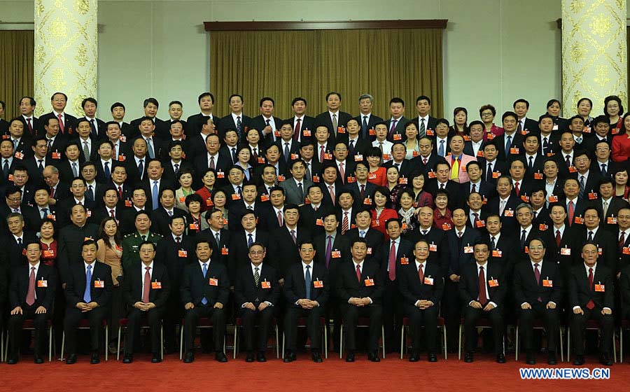 Xi Jinping rencontre les députés à l'issue de la clôture de la première session de la 12e APN