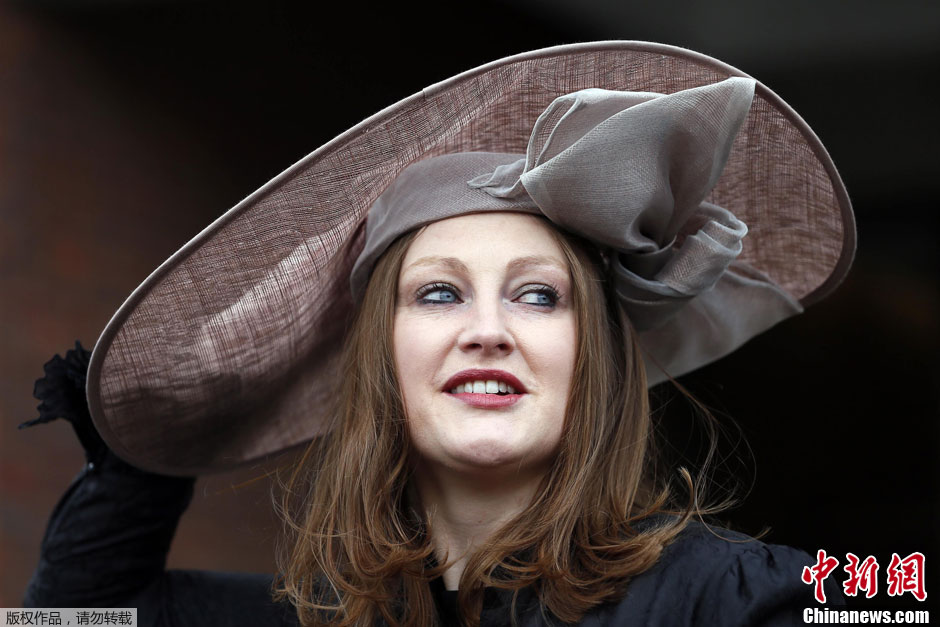 Défilé de chapeaux au Festival de Cheltenham (16)