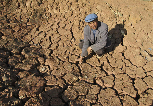 Le 16 mars 2013, des fissures au fond d’un étang asséché sont apparues à cause de la sécheresse, dans le village de Shuitang (comté de Weining), situé dans la province du Guizhou, au sud-ouest de la Chine. [Photo/Xinhua]