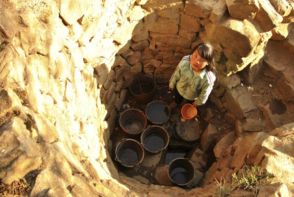 Le 16 mars 2013, une jeune fille se trouve au fond d’ un puits presque à sec, dans le village de Shuitang, du comté de Weining, situé dans la province du Guizhou, au sud-ouest de la Chine. [Photo/Xinhua]