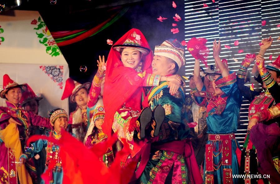 Le 16 mars 2013 dans le district autonome Yugur de Sunan de la province du Gansu, de nouveaux mariés de l'ethnie Yugur lors de leur cérémonie de mariage traditionnel. (Xinhua/Zhang Meng)