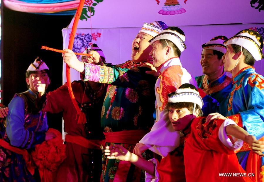 Le 16 mars 2013 dans le district autonome Yugur de Sunan de la province du Gansu, un jeune marié, tire à l'arc lors d'une cérémonie de mariage traditionnel de l'ethnie Yugur. (Xinhua/Zhang Meng)