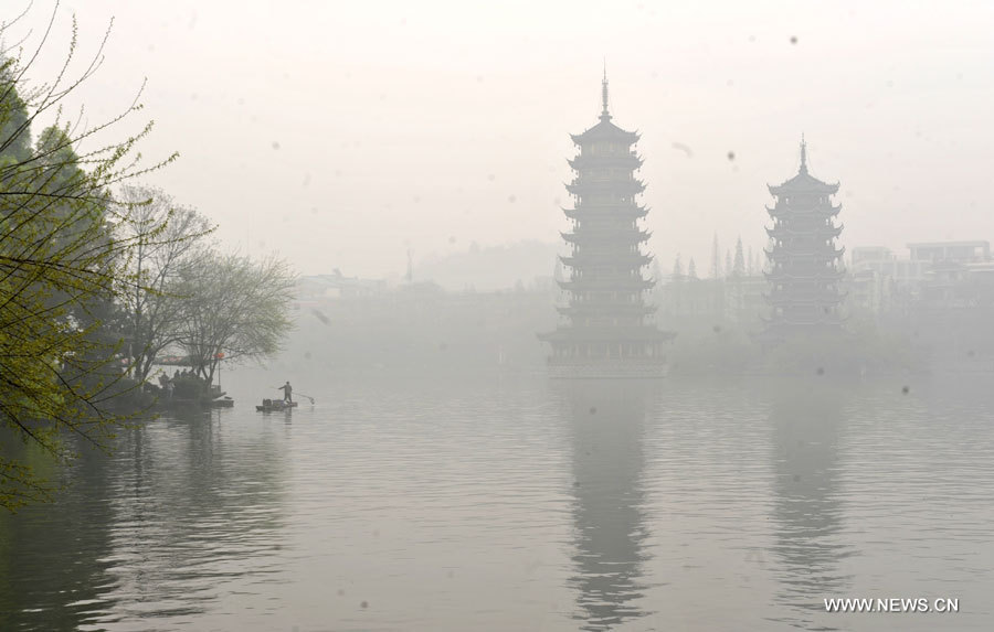 Le lac Shanhu enveloppé par le brouillard à Guilin dans la région autonome Zhuang du Guangxi (sud-ouest), le 17 mars 2013. La ville de Guilin est connue pour ses vestiges culturels et ses reliefs karstiques. 