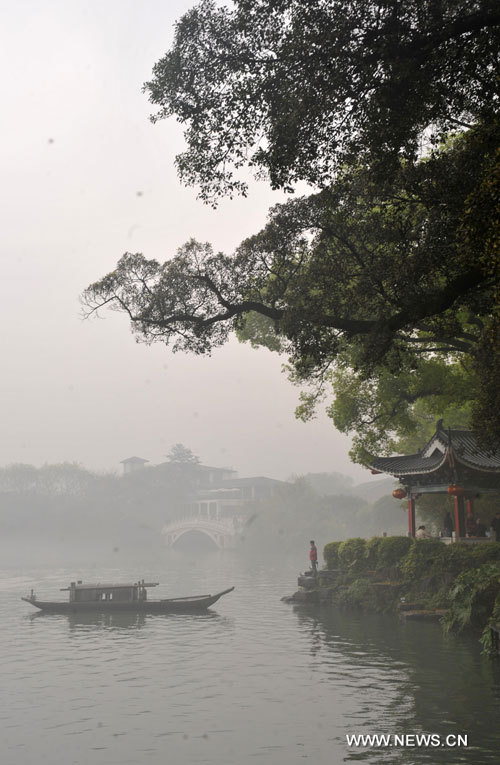 Le lac Ronghu enveloppé par le brouillard à Guilin dans la région autonome Zhuang du Guangxi (sud-ouest), le 17 mars 2013. La ville de Guilin est connue pour ses vestiges culturels et ses reliefs karstiques.