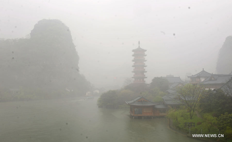 Le lac Mulong enveloppé par le brouillard à Guilin dans la région autonome Zhuang du Guangxi (sud-ouest), le 17 mars 2013. La ville de Guilin est connue pour ses vestiges culturels et ses reliefs karstiques. 