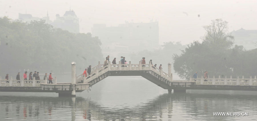 Le lac Ronghu enveloppé par le brouillard à Guilin dans la région autonome Zhuang du Guangxi (sud-ouest), le 17 mars 2013. La ville de Guilin est connue pour ses vestiges culturels et ses reliefs karstiques.