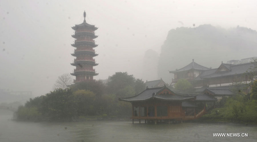 Une pagode enveloppée par le brouillard à Guilin dans la région autonome Zhuang du Guangxi (sud-ouest), le 17 mars 2013. La ville de Guilin est connue pour ses vestiges culturels et ses reliefs karstiques.