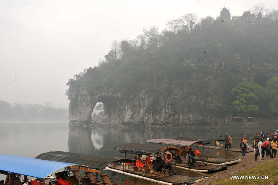 Le mont Xiangbi enveloppé par le brouillard à Guilin dans la région autonome Zhuang du Guangxi (sud-ouest), le 17 mars 2013. La ville de Guilin est connue pour ses vestiges culturels et ses reliefs karstiques.