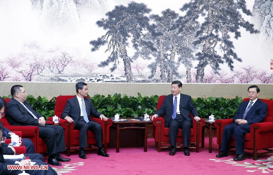 Le président chinois Xi Jinping (2e à droite) rencontre CY Leung (2e à gauche), chef de l'exécutif de la Région administrative spéciale (RAS) de Hong Kong, et Chui Sai On (1er à gauche), chef de l'exécutif de la RAS de Macao, à Beijing, le 18 mars 2013.