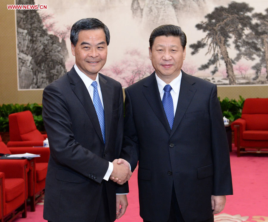 Le président chinois Xi Jinping (à droite) rencontre CY Leung, chef de l'exécutif de la Région administrative spéciale de Hong Kong, à Beijing, le 18 mars 2013. 