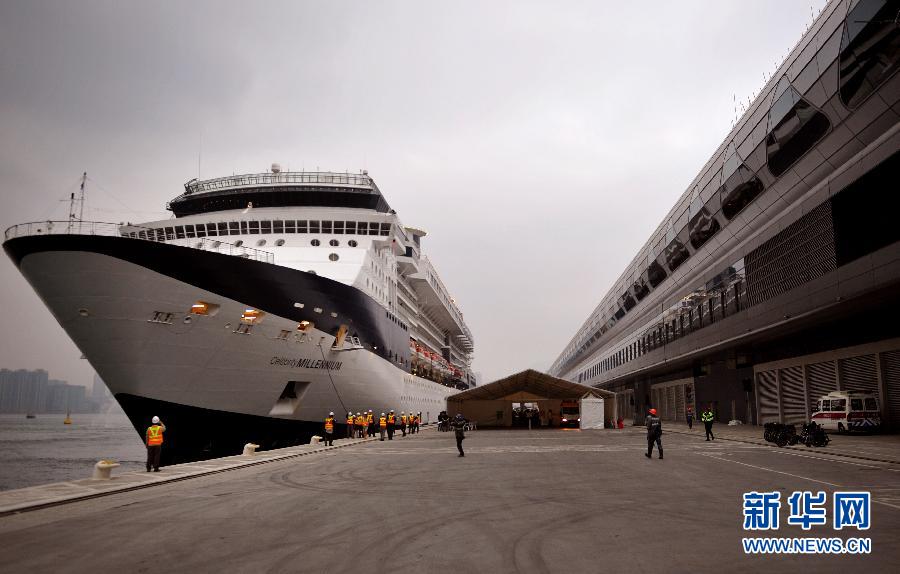 Hongkong : Le premier yacht au port Kai Tak (2)