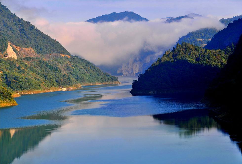 Les montagnes couvertes par les forêts au bord du lac Shuanglong, à Xuan'en dans la province du Hubei. (Le 18 octobre 2012)