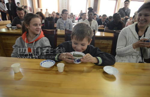 Le 17 mars 2013, un jeune étranger goûte du thé vert,  lors du 4e Festival du thé de Chine, qui se réoule actuellement dans le district du Pujiang, de la province du Sichuan. (Photo source: Chinanews.com/ Zhang Lang)