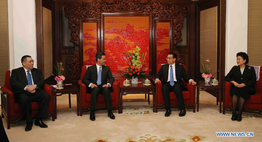 Le Premier ministre chinois s'engage à soutenir pleinement les gouvernements de Hong Kong et de Macao