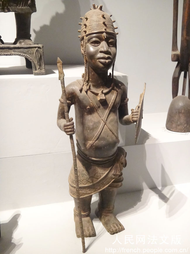 Une sculpture en bronze d'un guerrier béninois