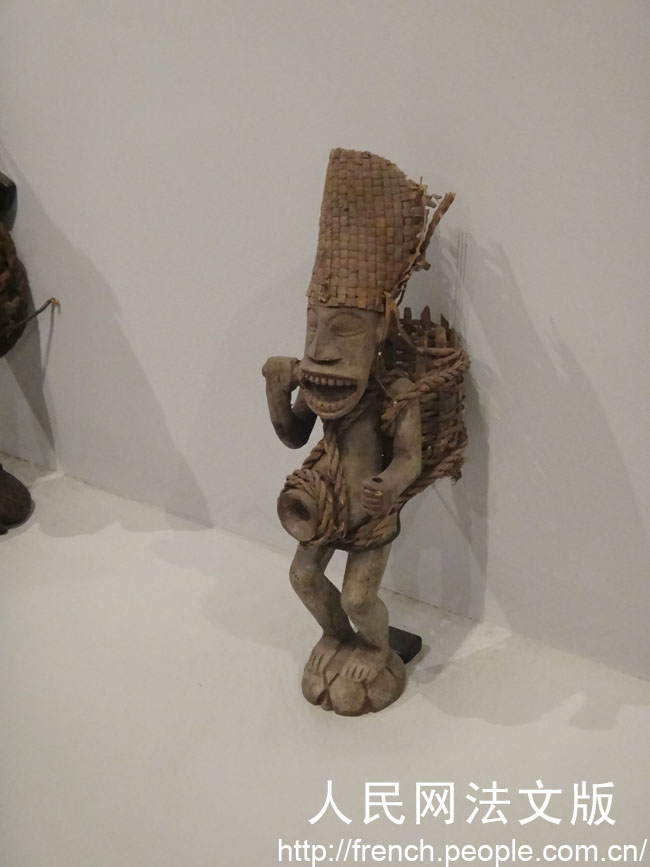 Une sculpture en bois d'un sorcier guérisseur du Cameroun. 