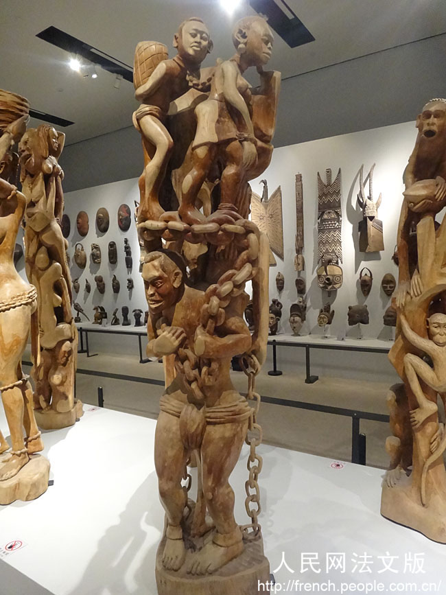 Une sculpture togolaise en bois qui reflète le commerce des esclaves noirs. 