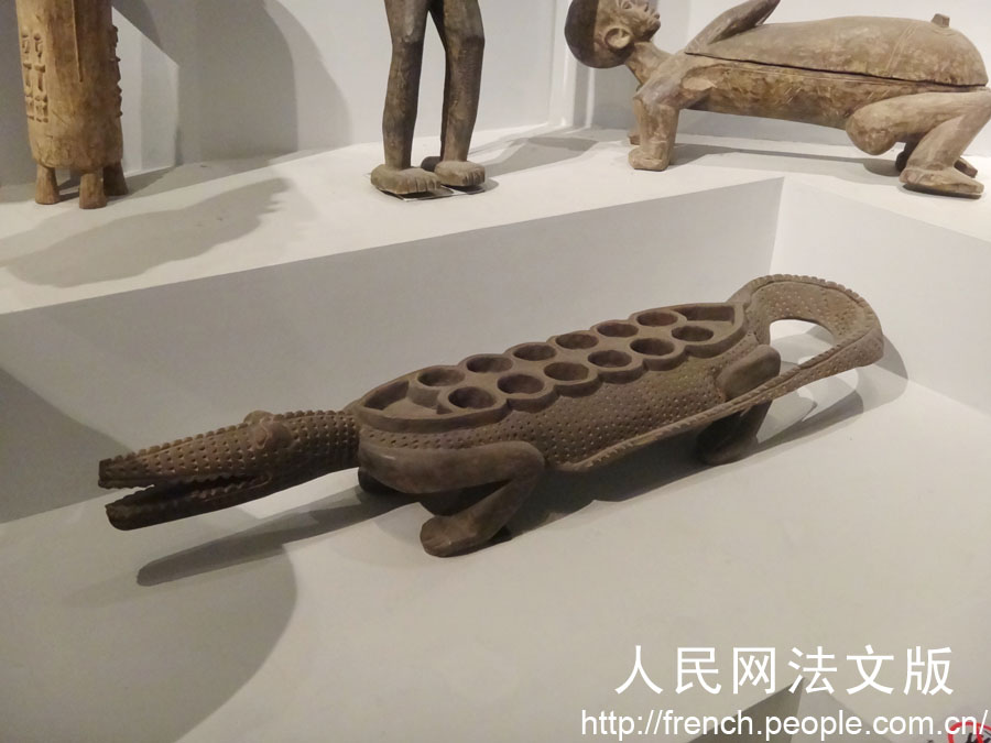 Un échiquier en bois en forme de crocodile du Burkina Faso. 