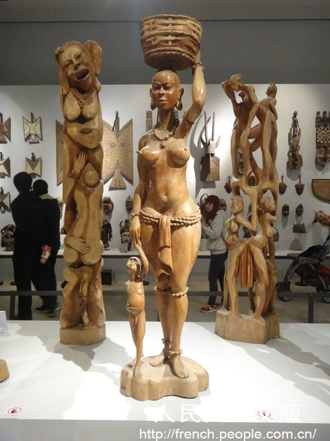Une sculpture en bois d'une mère et son enfant du Togo.