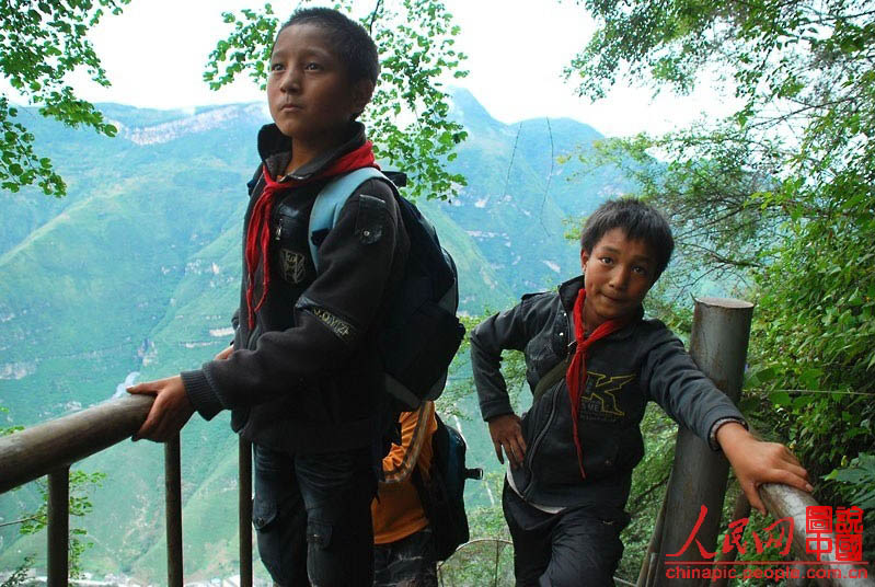 Dans le Comté de Ganluo, dans la Province du Sichuan, l'escalier en bois qui menait à l'école a été remplacé par une échelle métallique, qui non seulement est plus facile à monter, mais qui offre aussi plus de sécurité.