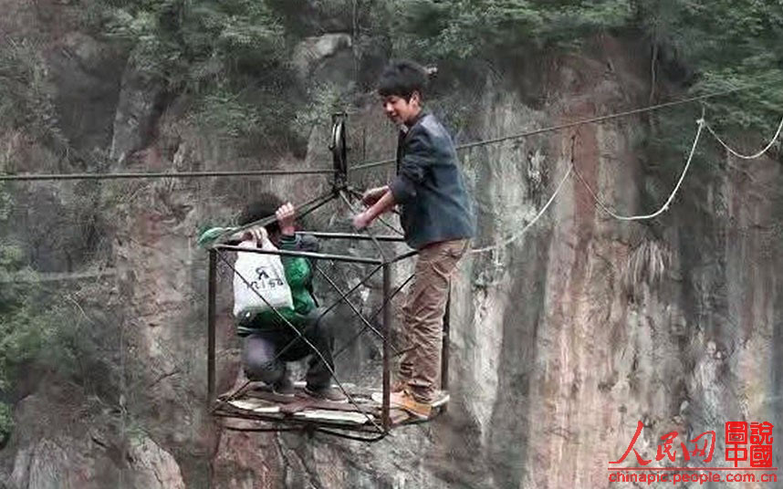 Dans le village de Hongde, dans la Province du Guizhou, les élèves ne peuvent compter que sur une nacelle suspendue à un câble tendu au-dessus d’un canyon profond de plusieurs centaines de mètres de profondeur.