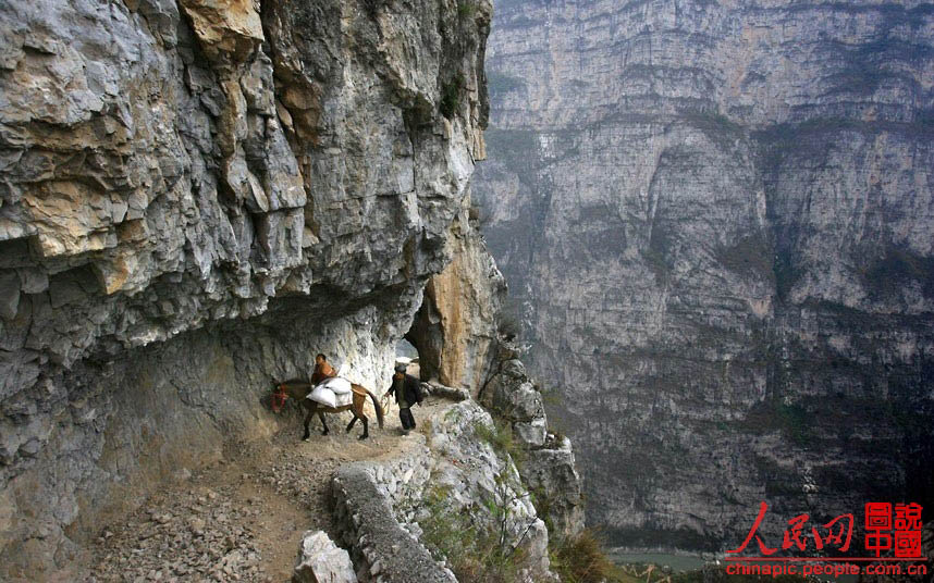 Dans la Province du Sichuan, un élève de l'école primaire du village de Gulu, accompagné de son grand-père, se rend à l'école monté sur un âne. D’un côté la falaise, de l’autre côté le ravin.