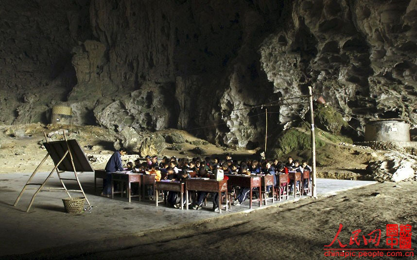 Dans le Comté de Ziyun, dans la Province du Guizhou, les élèves de l’école primaire et secondaire vont à l'école dans une grotte. L'école primaire a été construite dans une grotte naturelle, qui a été formée au long des millénaires par le vent, l'eau et les tremblements de terre.