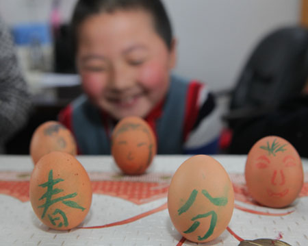 Des enfants dressent des œufs pour fêter l'équinoxe de printemps