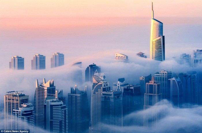 Monde féérique : Dubaï sous la brume