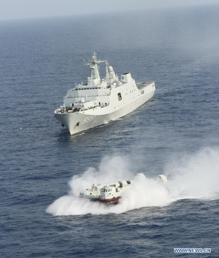 Des navires de guerre de la marine chinoise mènent des manoeuvres en haute mer (2)