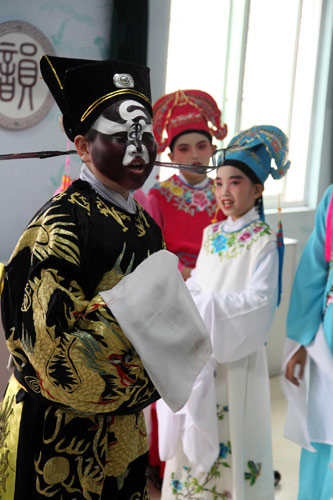 Chen Teng répète un spectacle d’Opéra de Puxian avec d'autres élèves dans une école primaire de Putian, le 20 mars 2013. [Photo / Xinhua]
