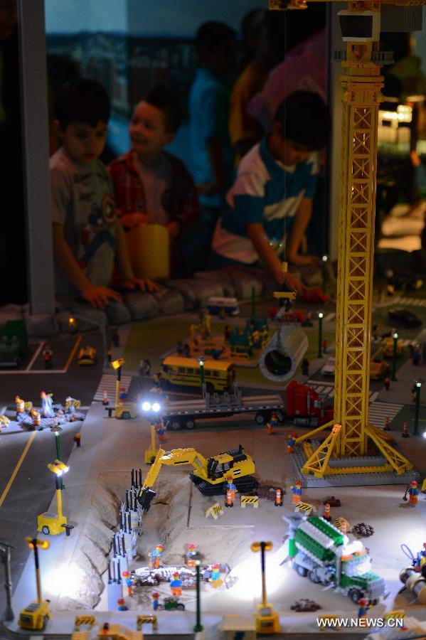 De jeunes visiteurs au parc Legoland Discovery Center de Westchester, à New York, aux Etats-Unis, le 21 mars 2013. Ce parc flambant neuf ouvrira ses portes le 27 mars. (Photo : Niu Xiaolei)